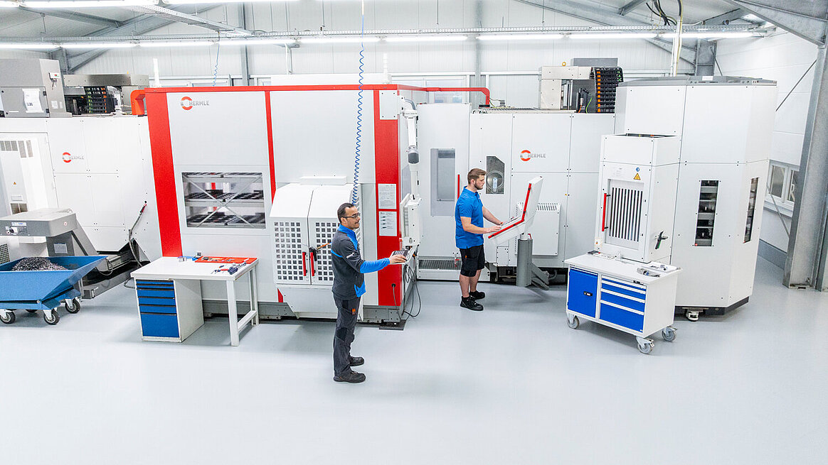 CNC-Welcker built a new workshop for the RS 2 robot system with two adapted C 32 U machines from HERMLE. 