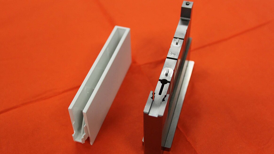 the complexity of a tool insert in the temperature-controlled tool system for continuous cooling during the manufacturing of functionally-integrated, high-quality cover flaps