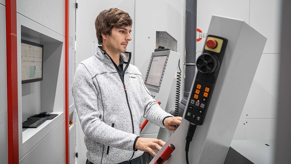 Anlagenbediener Kevin Stark beim bedienen einer Hermle-Maschine