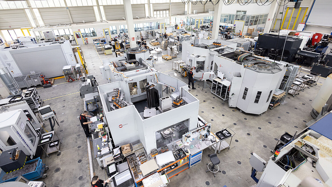In Poing, Canon Production Printing produces prototypes and series parts on its two HERMLE C 650 U machines with the adapted handling systems HS flex heavy.
