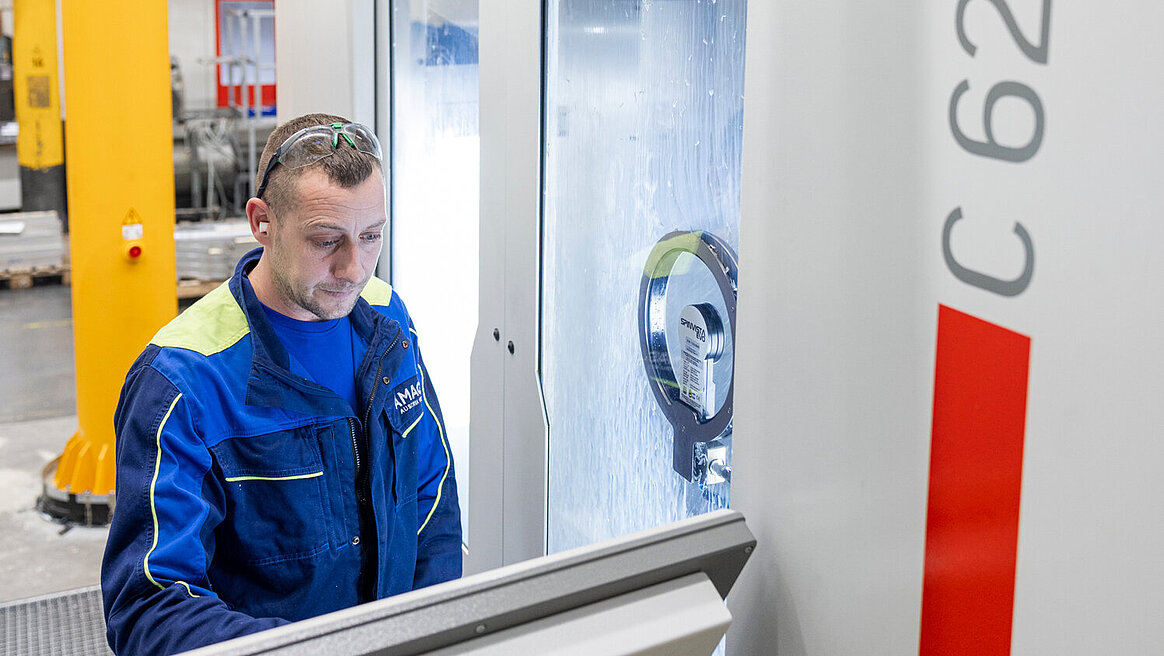 CNC miller Jonathan Gabel from AMAG appreciates the flexibility offered by the HERMLE pallet changer. It allows him to prepare several components at once.