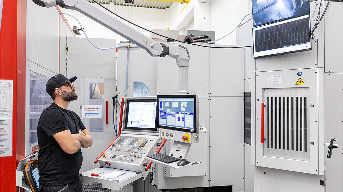 Das Robotersystem RS 2 übernimmt am Bearbeitungszentrum C 32 U das Paletten- und Werkstückhandling.
