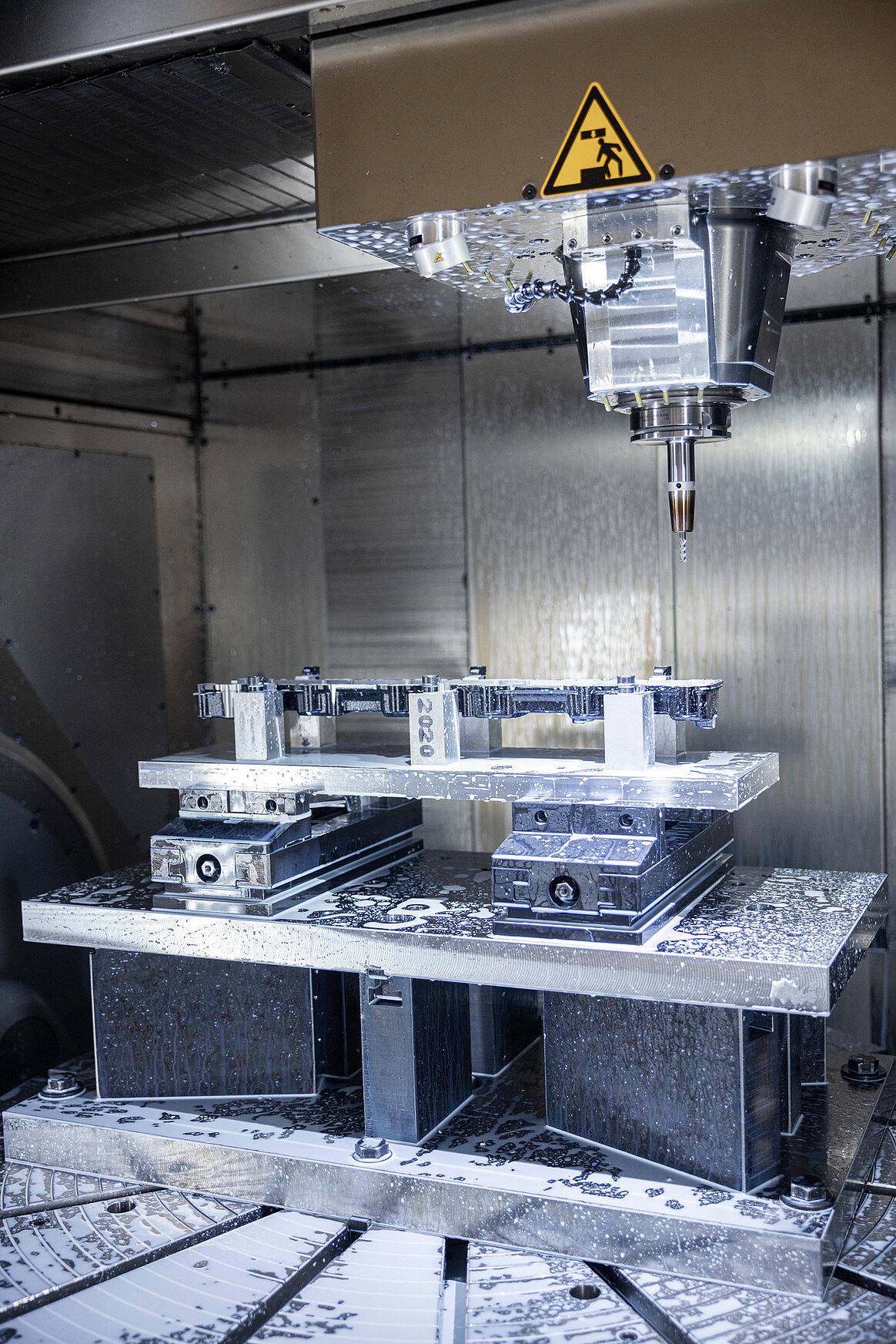 Simultaneous 5-axis machining under full load: The HERMLE C 62 U MT manufactures complex workpieces with outstanding process reliability.