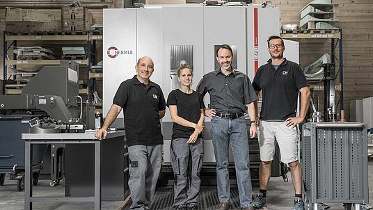 Der Maschinen-Bediener Alfredo Lapini, die CAM-Programmiererin Fabienne Weiss, Patrick Meyer, Geschäftsführer, und der CAM-Programmierer Markus Schwarz, alle von Carbomill AG in CH-Seon