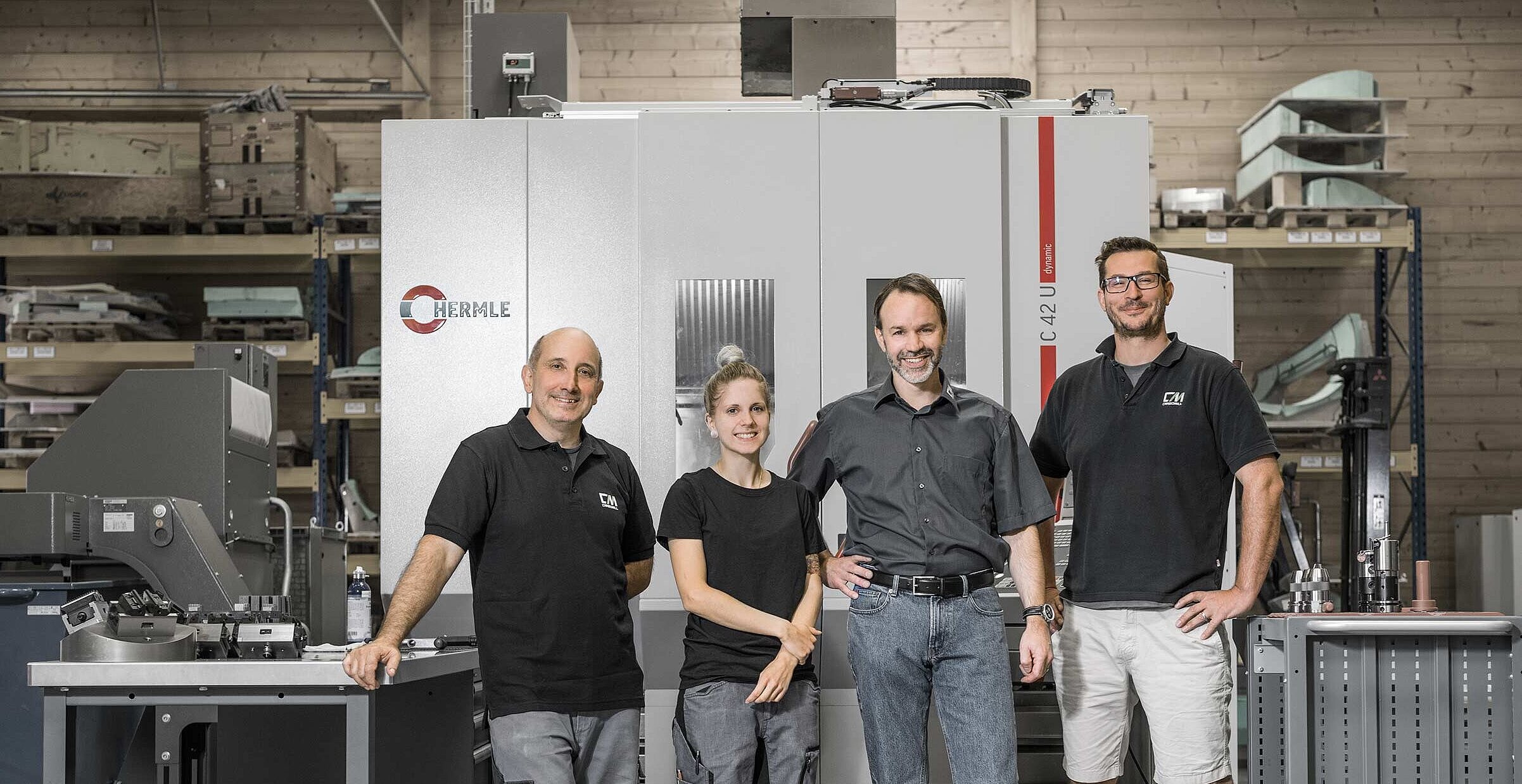 Der Maschinen-Bediener Alfredo Lapini, die CAM-Programmiererin Fabienne Weiss, Patrick Meyer, Geschäftsführer, und der CAM-Programmierer Markus Schwarz, alle von Carbomill AG in CH-Seon