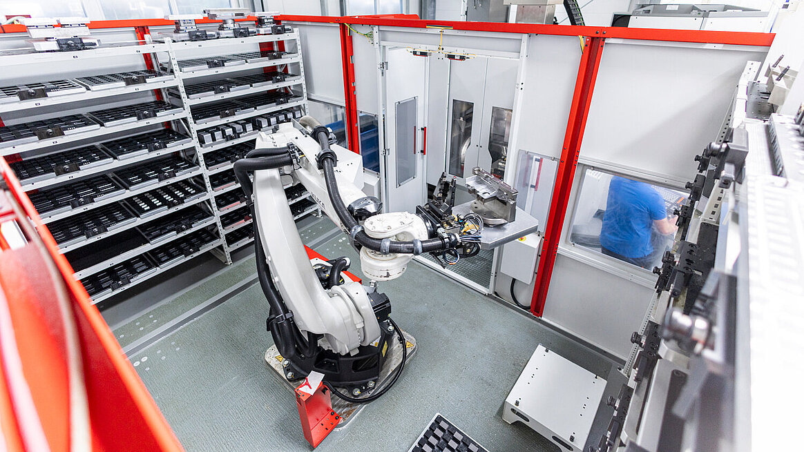 47 dies and eight pallets in the HERMLE robot system RS 2, 750 tools in the machining centres – the possibilities are virtually unlimited.