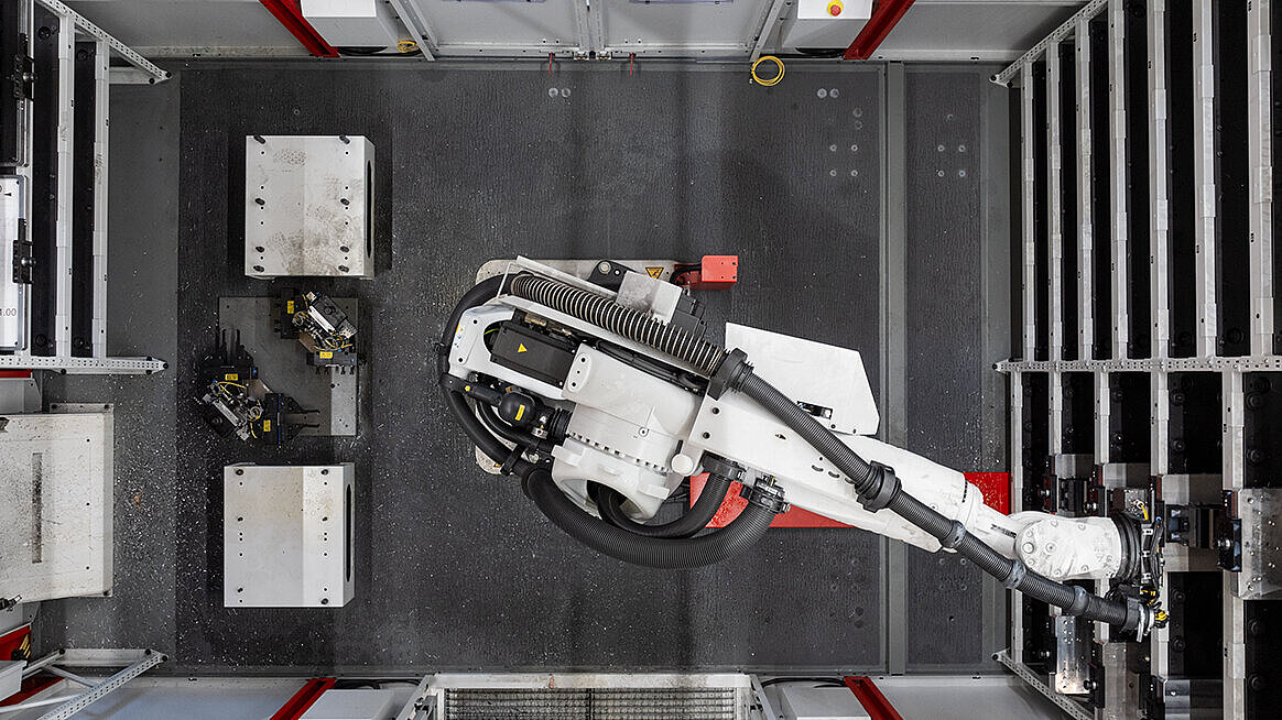 Dank automatischem Paletten- und Werkstückhandling produziert KW Solution personenlos auch in der Nacht.