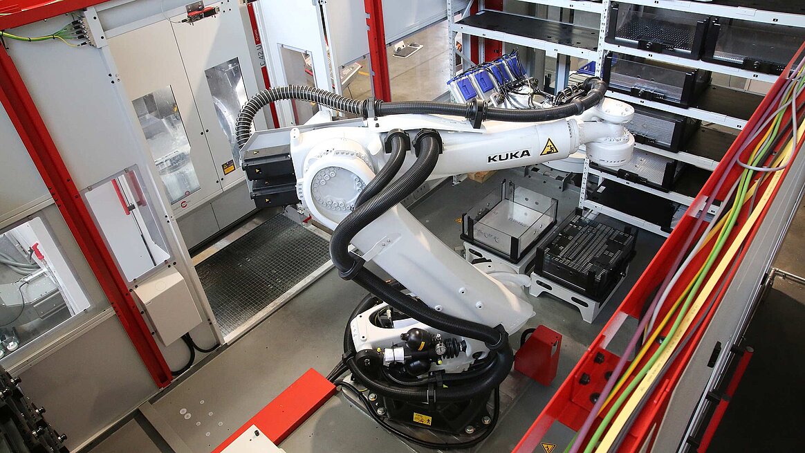 Der Roboter, welcher Platinen, Paletten oder auch Einzelteile in die C 42 übergibt