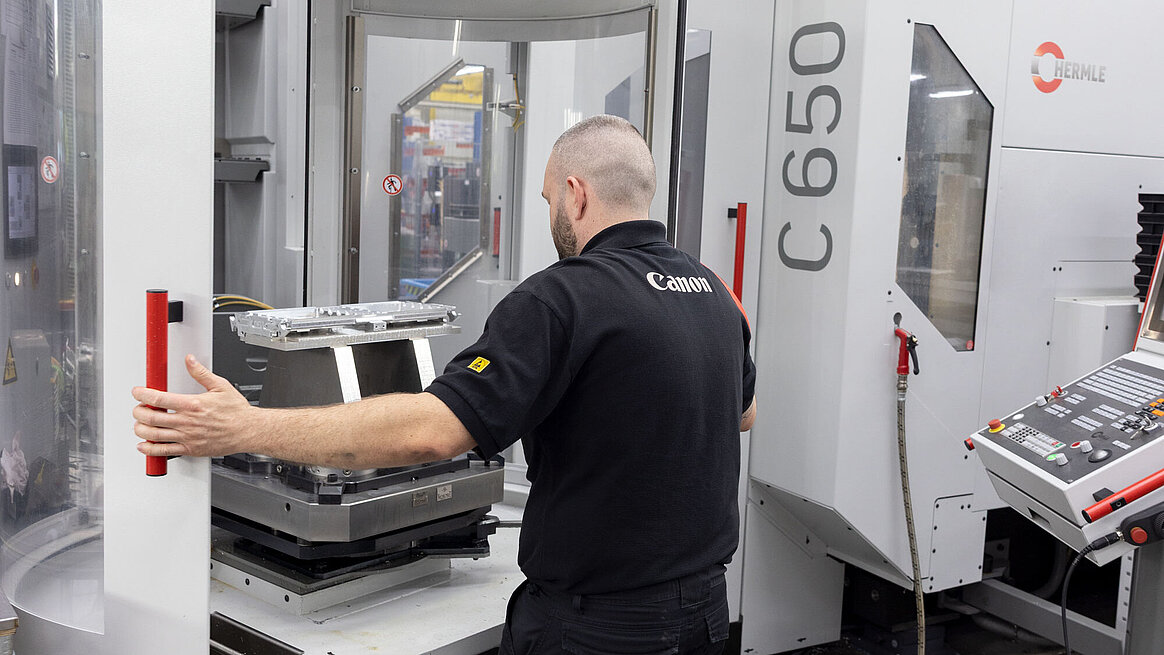 The HERMLE 5-axis machining centre C 650 operates around the clock.