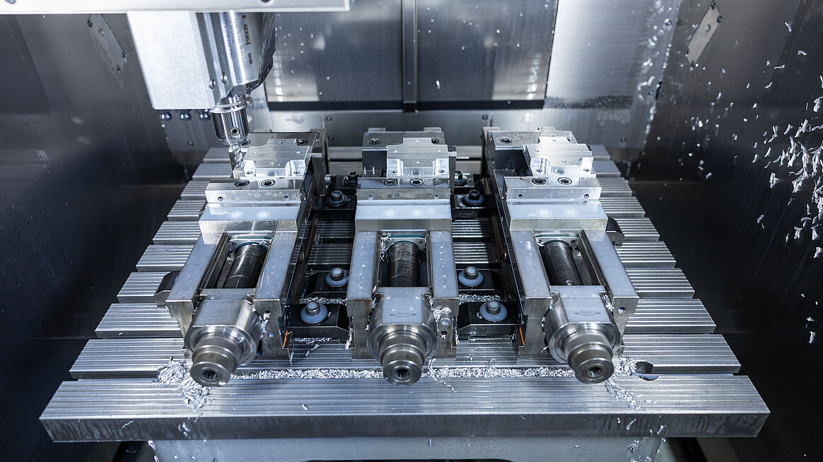 The HERMLE C 250 3-axis machining centre offers space for cubic parts up to 1100 kilogrammes.