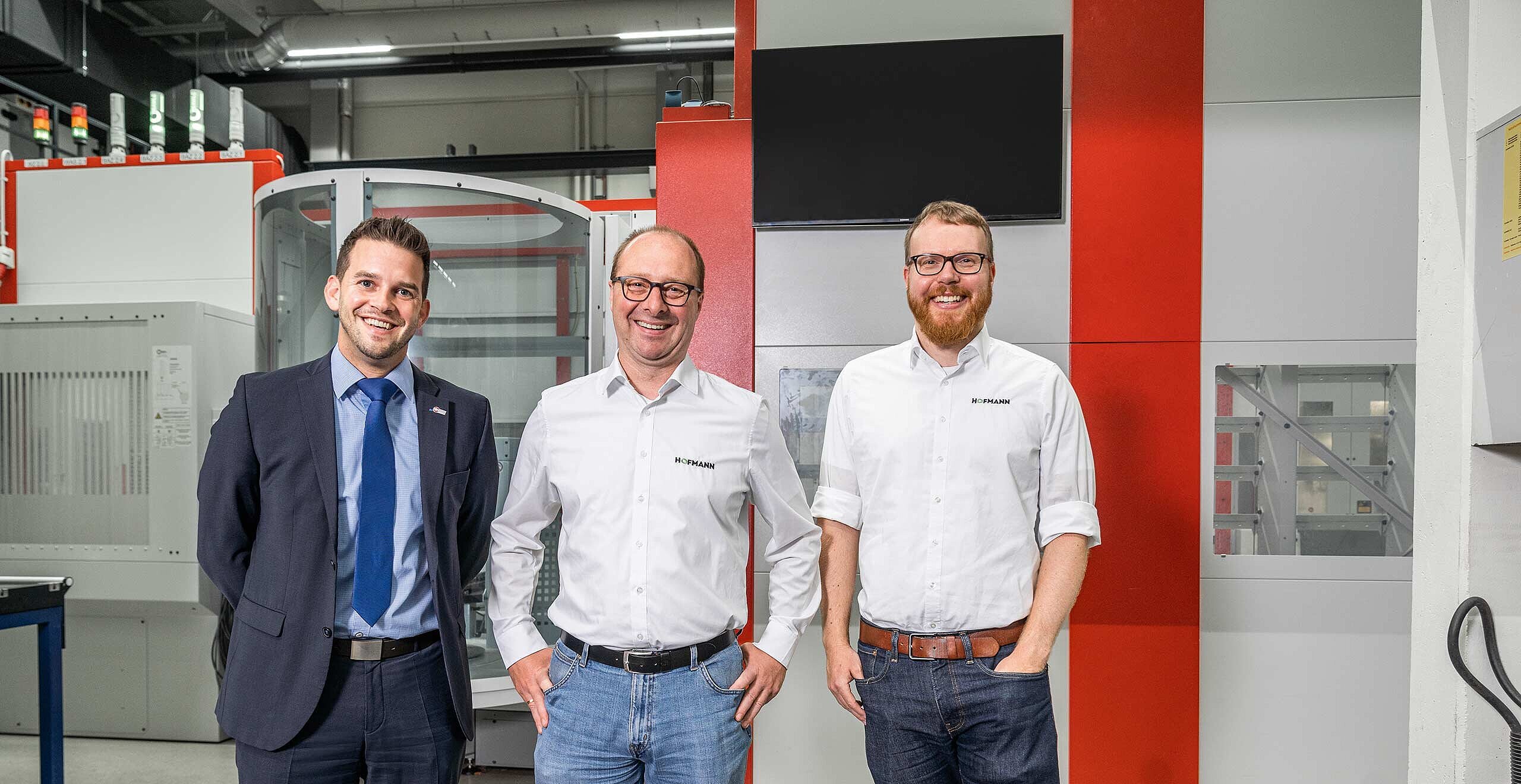 Benjamin Schuh (HPV Hermle Vertriebs GmbH) mit Markus Gräf (Leiter Prozessentwicklung) und Bastian Girg (Leiter Marketing + Kommunikation) von der Werkzeugbau Siegfried Hofmann GmbH