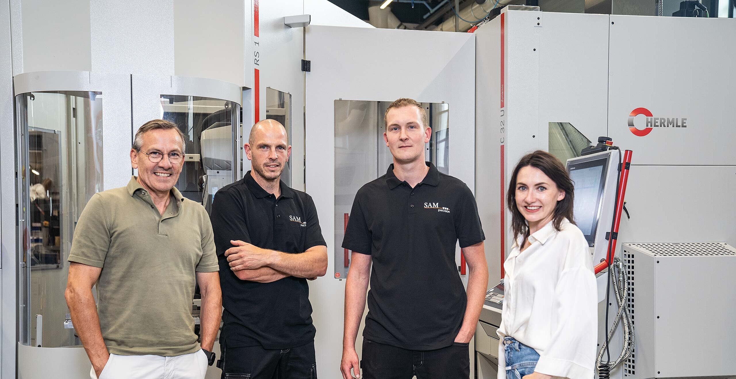  Theo Zegers (links), Geschäftsführer der SAM Precision B.V., und Myrle Zegers (rechts), HR & Organization Manager bei SAM Precision, mit der Maschinen-Crew