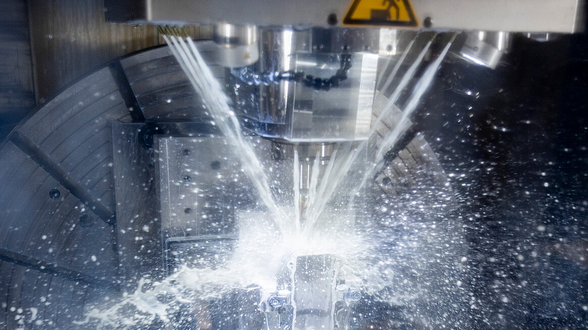 Simultaneous 5-axis machining under full load: The HERMLE C 62 U MT manufactures complex workpieces with outstanding process reliability.