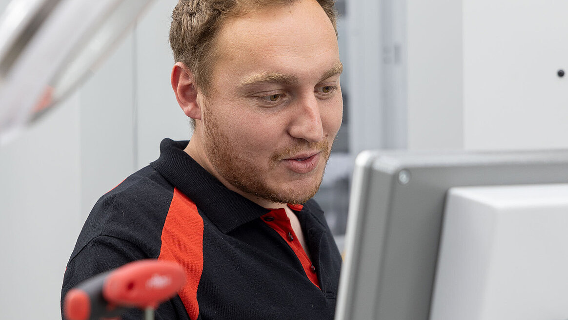 CNC miller Felix Kirmair from Canon appreciates the convenient operation of the Heidenhain TNC7 control.