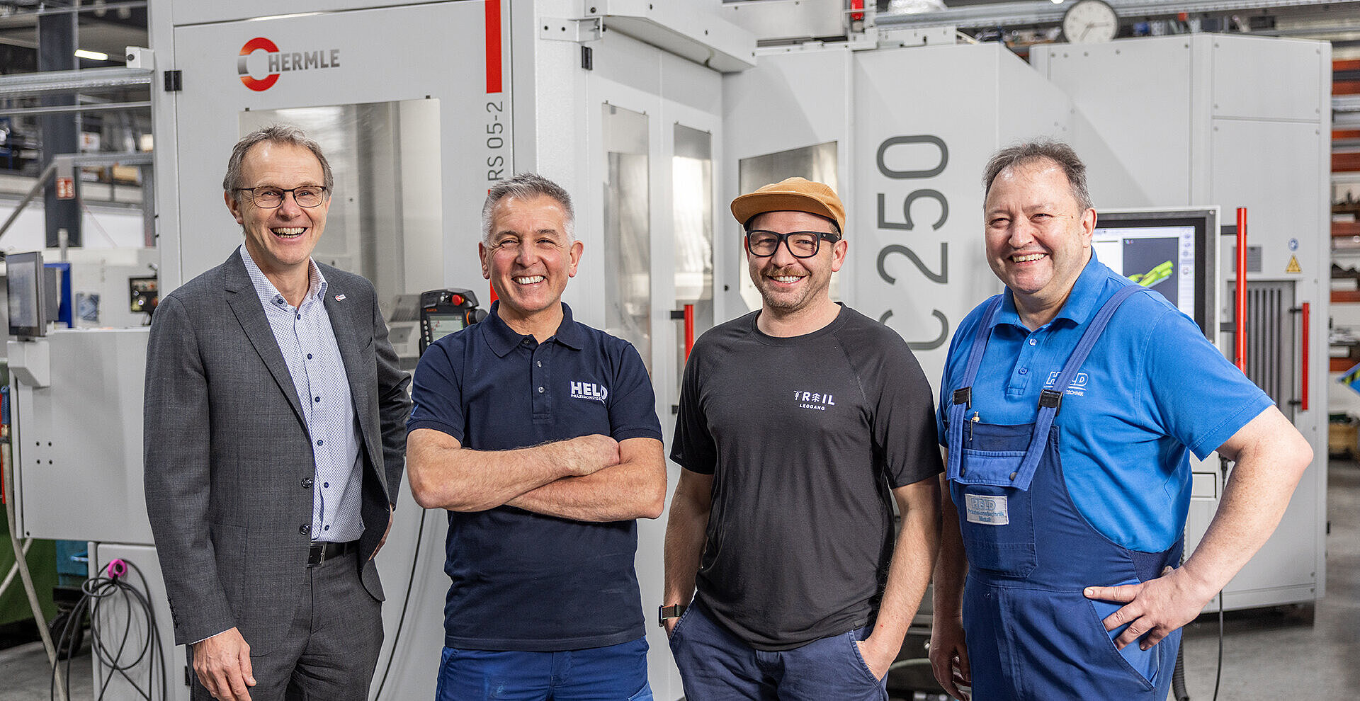 Vertriebsmitarbeiter Wolfgang Schlenk, HERMLE, mit dem Team von HELD: Fertigungsmeister Roland Füller, Geschäftsführer Maximilian Held und Maschinenbediener Edwin Lemmle (v.l.).