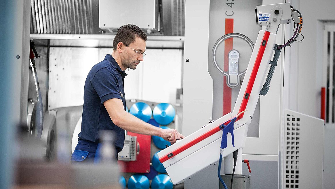 Employees operating the Hermle C 42