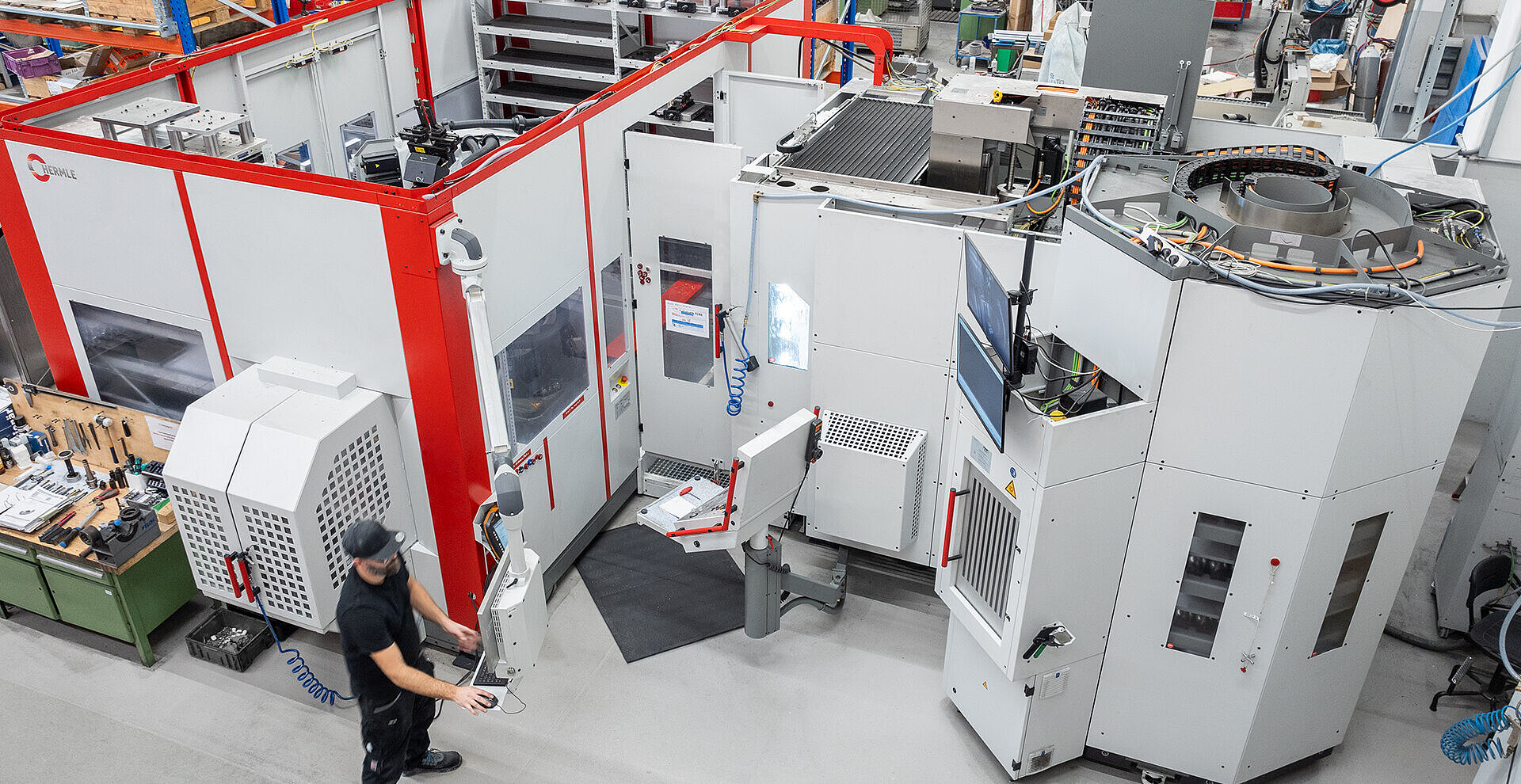 Das Robotersystem RS 2 übernimmt am Bearbeitungszentrum C 32 U das Paletten- und Werkstückhandling.