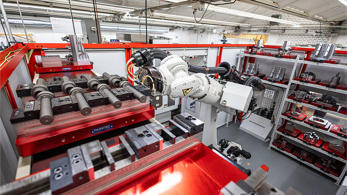 Das Robotersystem RS 2 erhöht die Hauptzeiten und reduziert die Nebenzeiten. Hierdurch minimieren sich der Maschinenstundensatz und die Personalkosten.