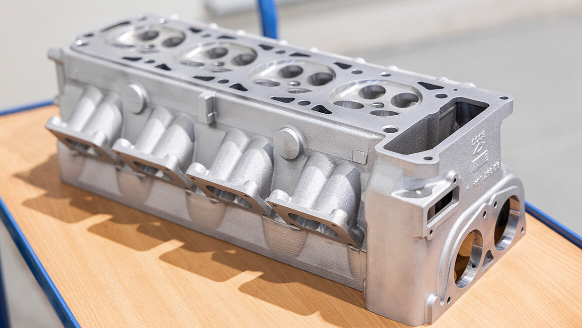 The faithfully reproduced motorsport cylinder head from the Retro Classic sector is manufactured on the HERMLE C 62 U MT in three to four clamping setups. 