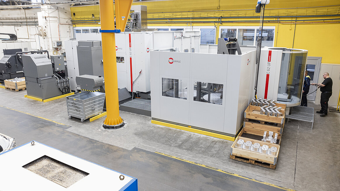 The HERMLE C 62 UP dynamic with the connected pallet changer PW 3000 decouples setup time from machining time, thus significantly increasing productivity. 