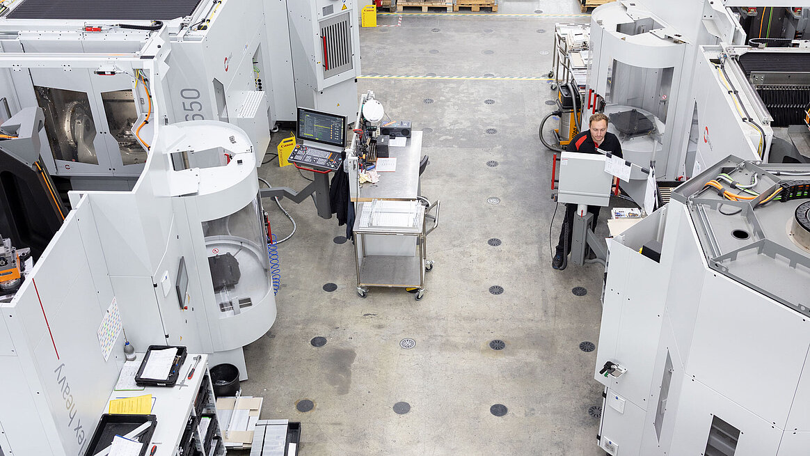 In Poing, Canon Production Printing produces prototypes and series parts on its two HERMLE C 650 U machines with the adapted handling systems HS flex heavy.