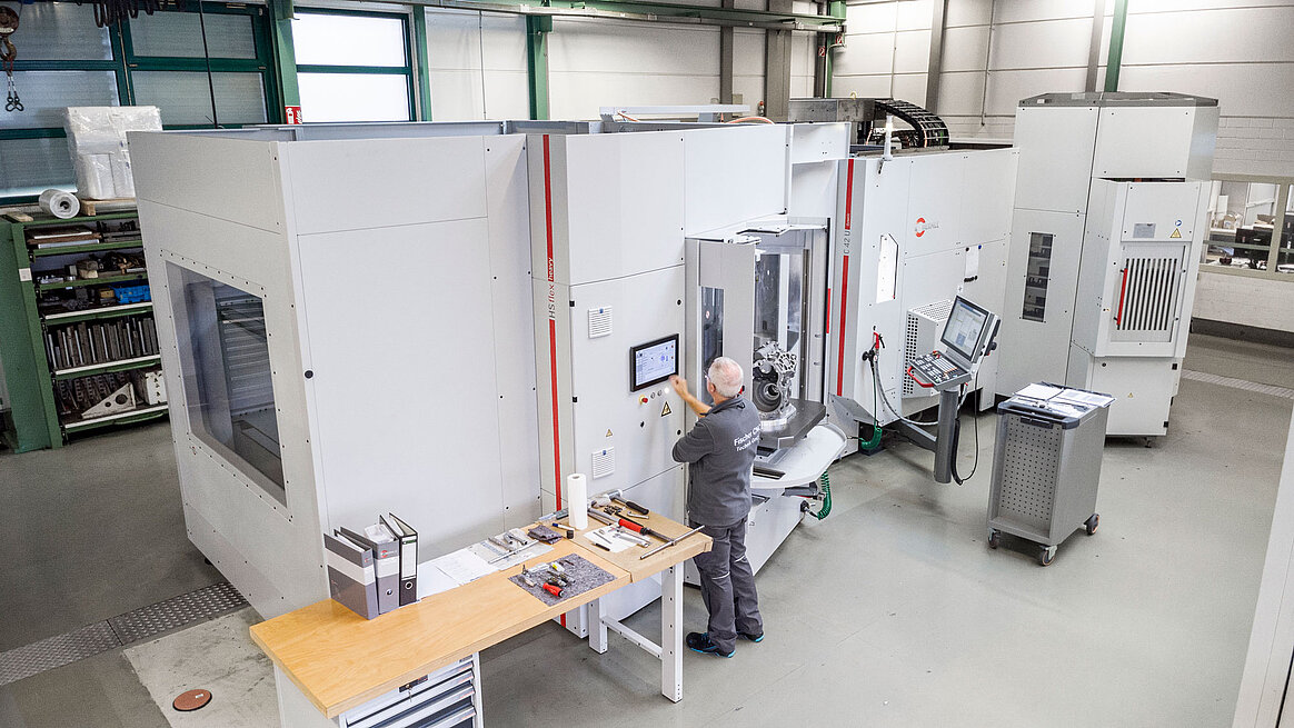 The HERMLE handling system HS flex heavy perfectly meets varying production requirements.