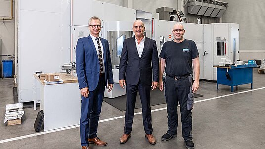 Andreas Glumpler, HPV Hermle Vertriebs GmbH, Matthias Jung, Geschäftsführer der Jung Werkzeugbau GmbH, und Thomas Faisz, verantwortlich für die mechanische Fertigung.