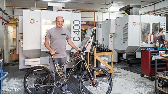 Bernd Iwanow mit einem Fahrrad, welches auf der C 400 U von Hermle gefräst wurde