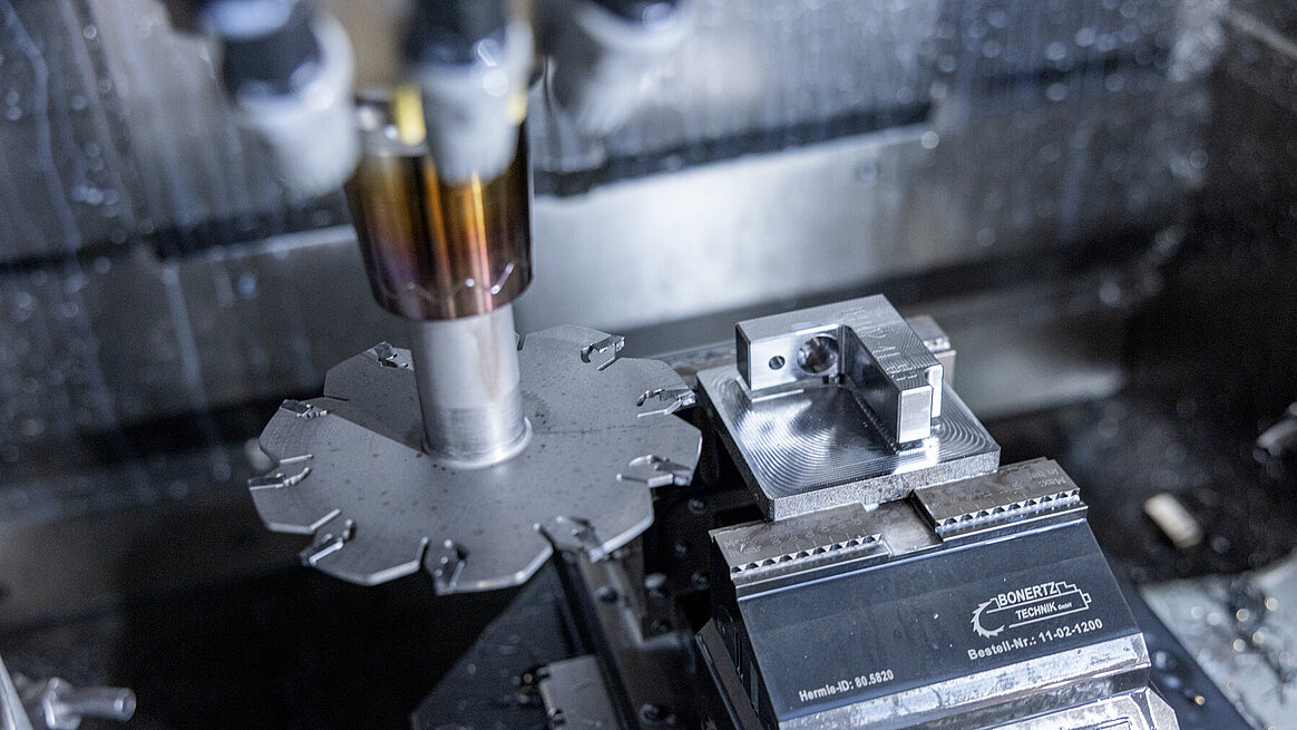 Thanks to fully automated processes with the HERMLE machining centre C 22 with robot system RS 05-2, FWM produces around the clock, five days a week – despite two-shift operation.