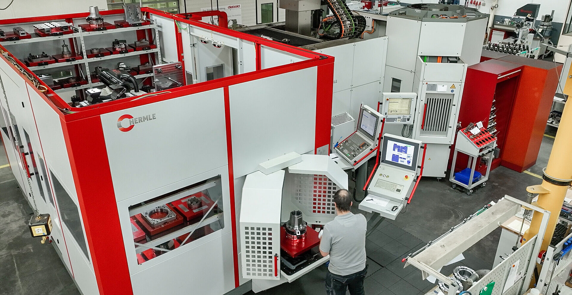 Die nahtlose Kommunikation zwischen Bearbeitungszentrum und Robotersystem optimiert den Arbeitsablauf und minimiert Ausfallzeiten.