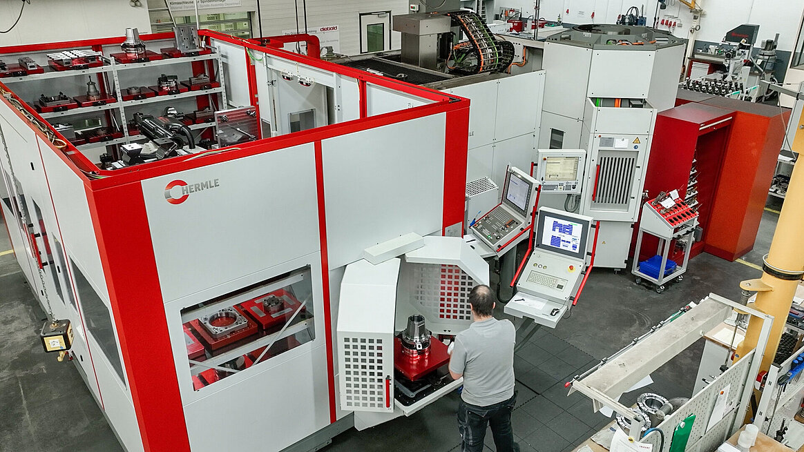 Die nahtlose Kommunikation zwischen Bearbeitungszentrum und Robotersystem optimiert den Arbeitsablauf und minimiert Ausfallzeiten.