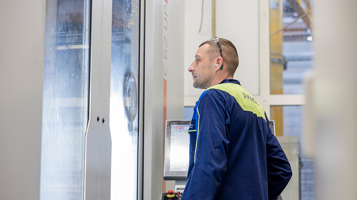 CNC miller Jonathan Gabel from AMAG appreciates the flexibility offered by the HERMLE pallet changer. It allows him to prepare several components at once.