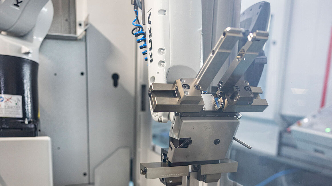 Greifer des HERMLE Roboters ist komplett aus Edelstahl