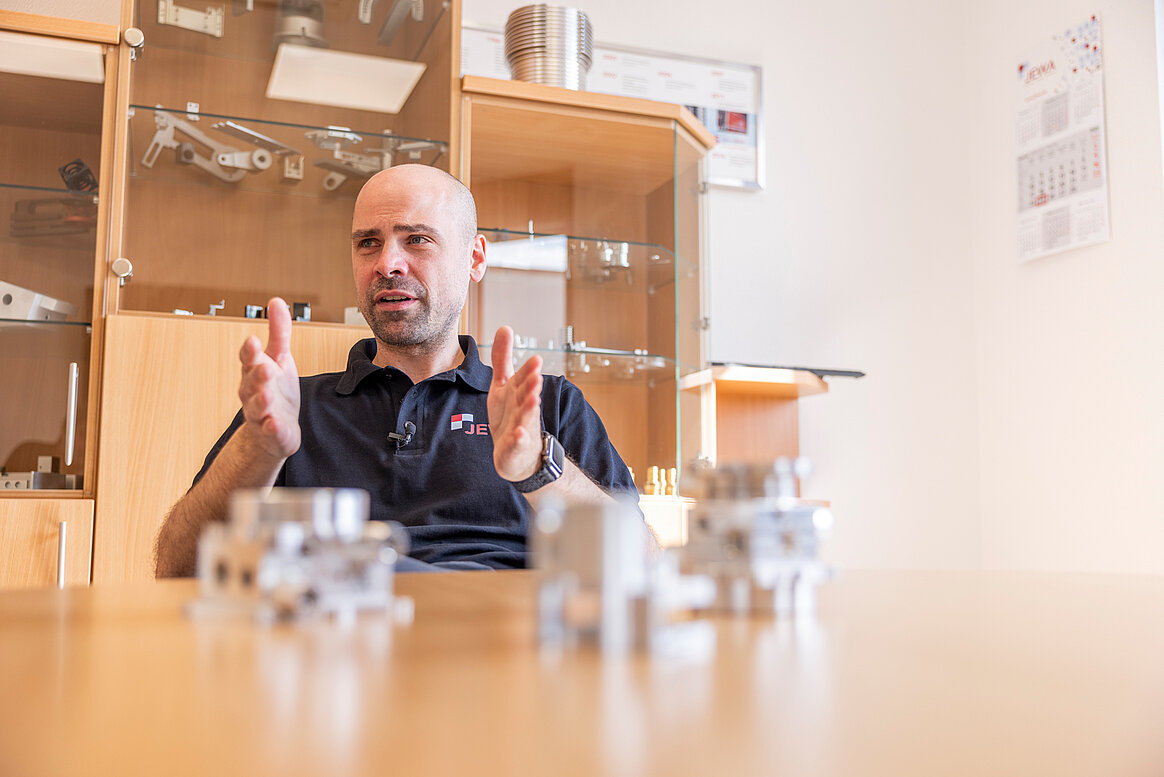 Thomas Jeßberger, Managing Director of JEWA: ‘Our customers care about quality, delivery times and price. Thanks to HERMLE's automation, we can satisfy them on all counts.’