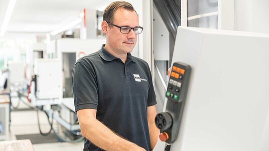 Konstrukteur Andreas Kitz an der C 250 U von Hermle