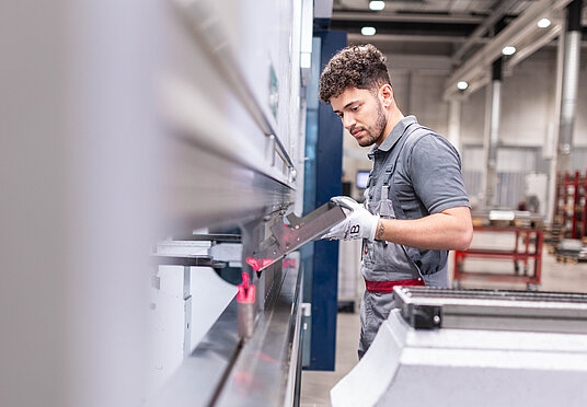 HERMLE Mitarbeiter in der Blechfertigung