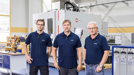 Friedhelm Herhaus, Geschäftsführer, Christoph Schneider, Gruppenleiter Frästechnik, und Tom Herhaus, Anwendungstechnik/Bediener, alle vom Zerspanungstechnik-Dienstleister HETEC GmbH