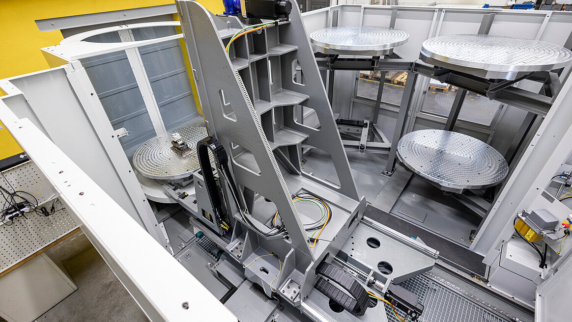 The HERMLE pallet changer PW 3000 provides space for four pallets – and decouples setup time from main time.