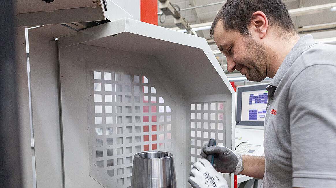 Marcel Heck, CNC-Fräser bei Diebold, spannt das nächste Bauteil.