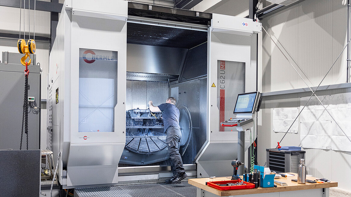 Milling, turning, skiving: With the HERMLE machining centre C 62 U MT, WINDSCHIEGL has the perfect tool at its disposal for machining high-precision and complex components.