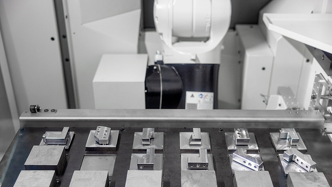 FWM primarily produces individual parts for the automotive sector on the HERMLE C 22 U.