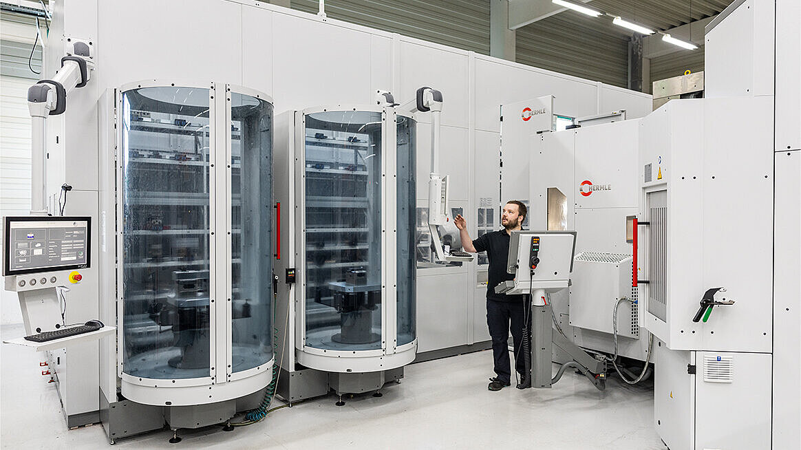 Geschäftsführer Robin Dorau setzt bei Trissler & Kielkopf auf Automation mit dem Robotersystem RS L von HERMLE. 