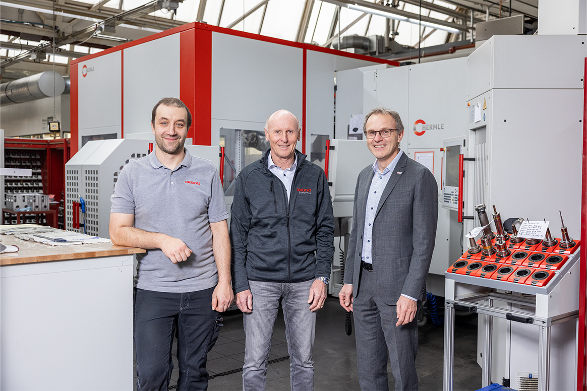Marcel Heck, CNC-Fräser, Hermann Diebold, Geschäftsführer, beide Helmut Diebold GmbH & Co., und Wolfgang Schlenk, Vertriebsaußendienst, HERMLE AG (v.l.).