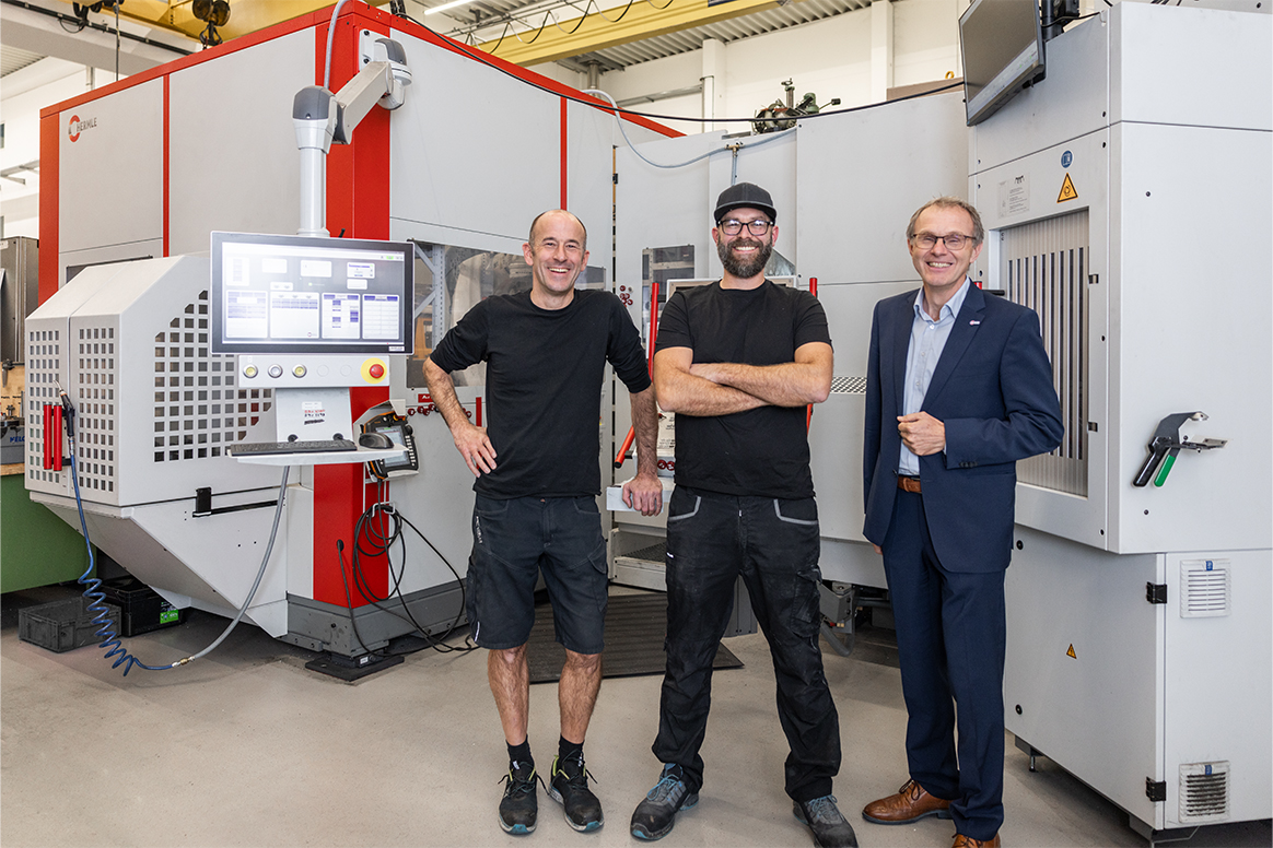 Geschäftsführer Dr. Jens Buchert, Leiter Automation Bastian Hummel, beide KW Solution, und Wolfgang Schlenk, Vertriebsmitarbeiter HERMLE (v.l.)