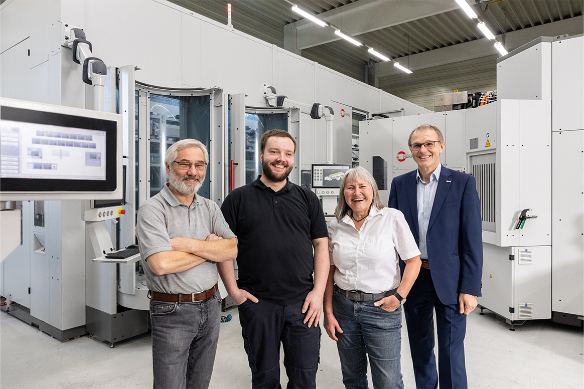 Robin Dorau (2.v.l.) mit seinen Eltern Peter und Christel sowie Vertriebsmitarbeiter Wolfgang Schlenk (r.) von HERMLE.